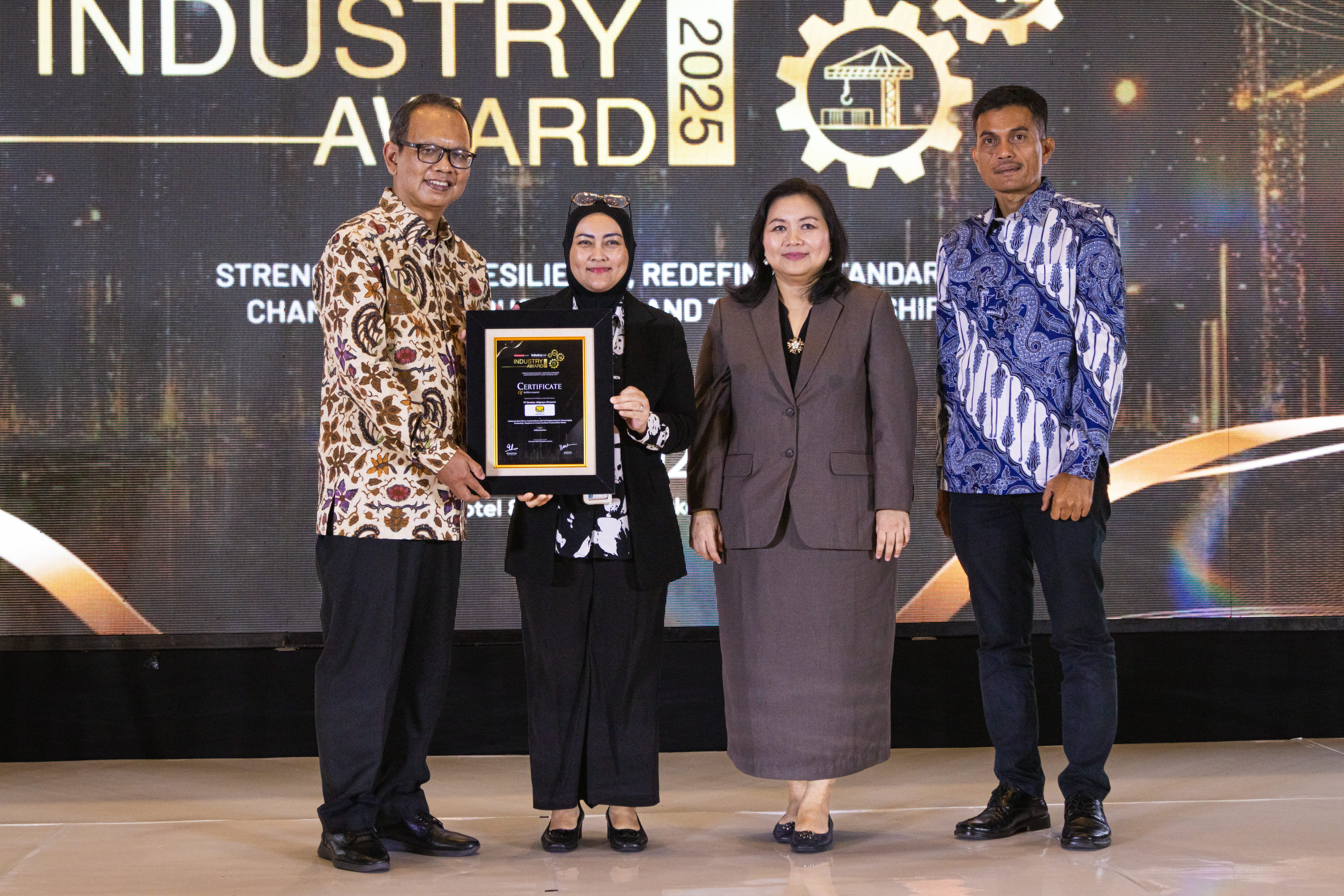 PT Brantas Abipraya (Persero), berhasil meraih penghargaan Industry Award 2025 dengan memenangkan predikat Indonesia Best Heavy Construction and Civil Engineering for Encouraging Technology Adoption to Create Excellent Construction Works dalam kategori Infrastruktur.