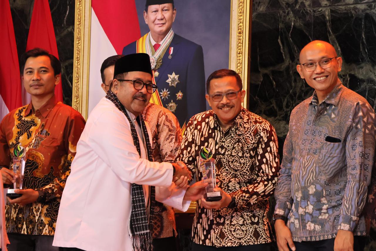 Wakil Gubernur DKI Jakarta Rano Karno menyerahkan penghargaan DKJ 2025 kepada Brantas Abipraya atas kontribusinya dalam program Tanggung Jawab Sosial dan Lingkungan Berbasis Usaha (TJSLBU) terbaik di bidang kesehatan di Balai Kota Pemprov.