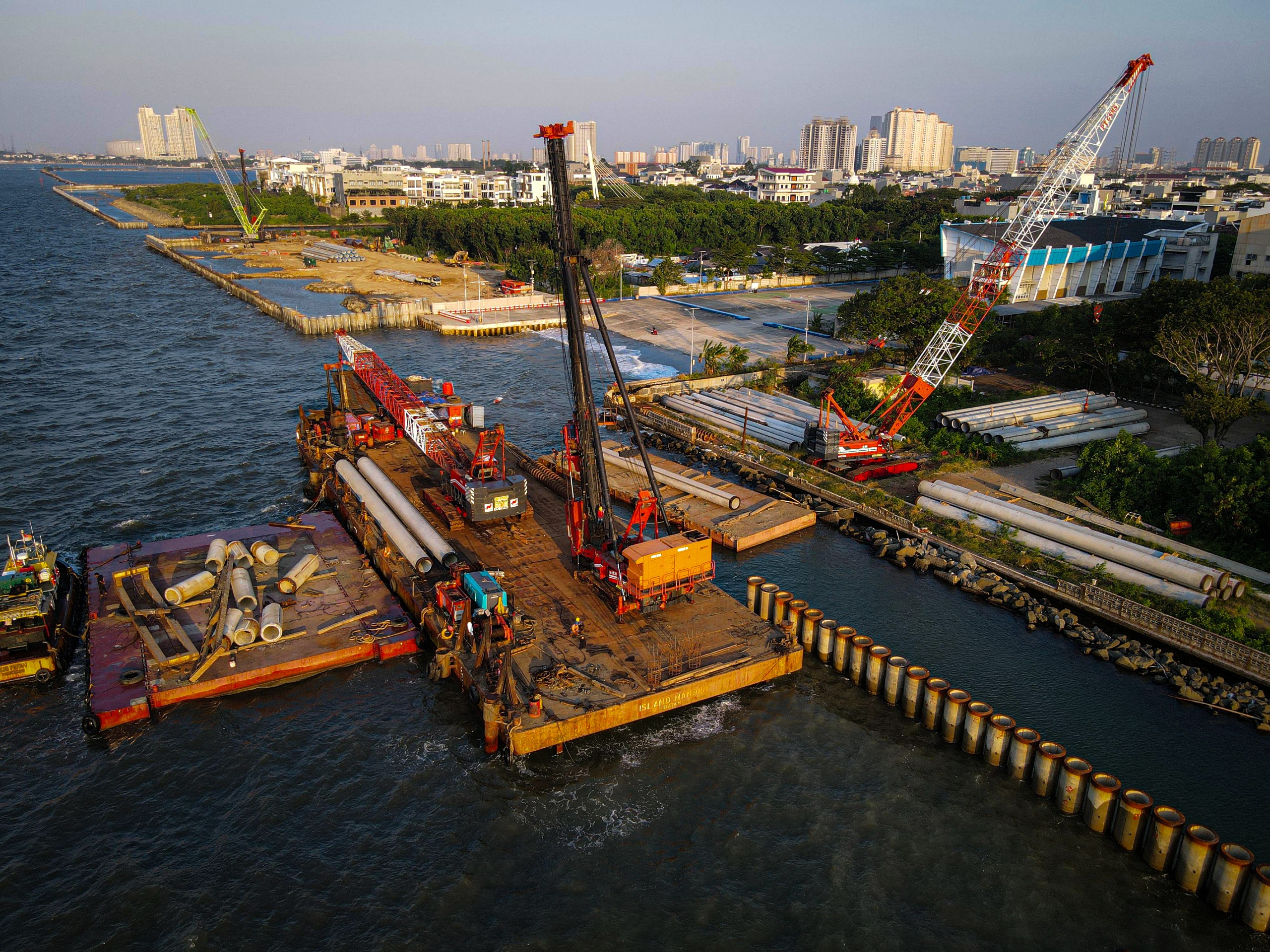 PT Brantas Abipraya (Persero) mengerjakan proyek National Capital Integrated Coastal Development (NCICD) Melalui pembangunan tanggul laut.