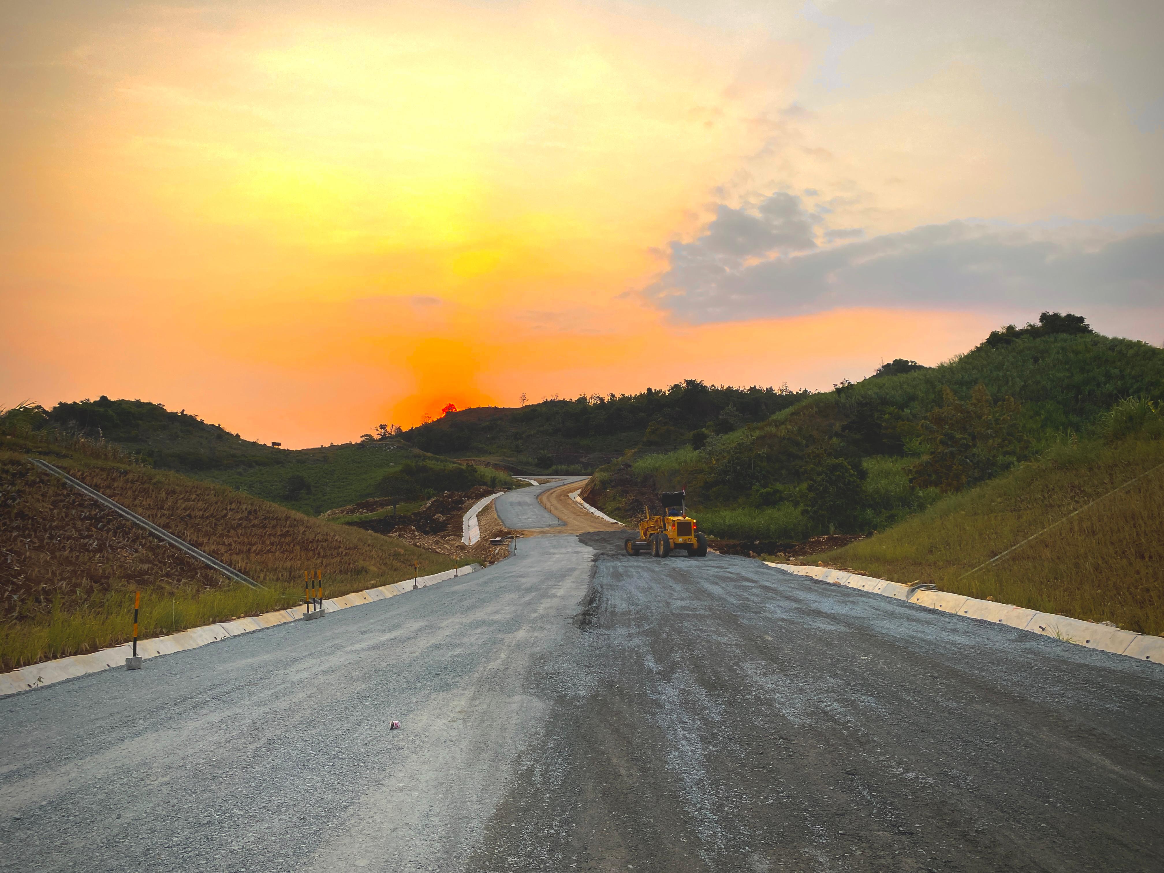 PT Brantas Abipraya (Persero) percepatan pembangunan Jalan Lintas Selatan (JLS) Paket Lot 3, menghubungkan Pantai Seran dan Desa Sumberbersih, Kabupaten Blitar, Jawa Timur.