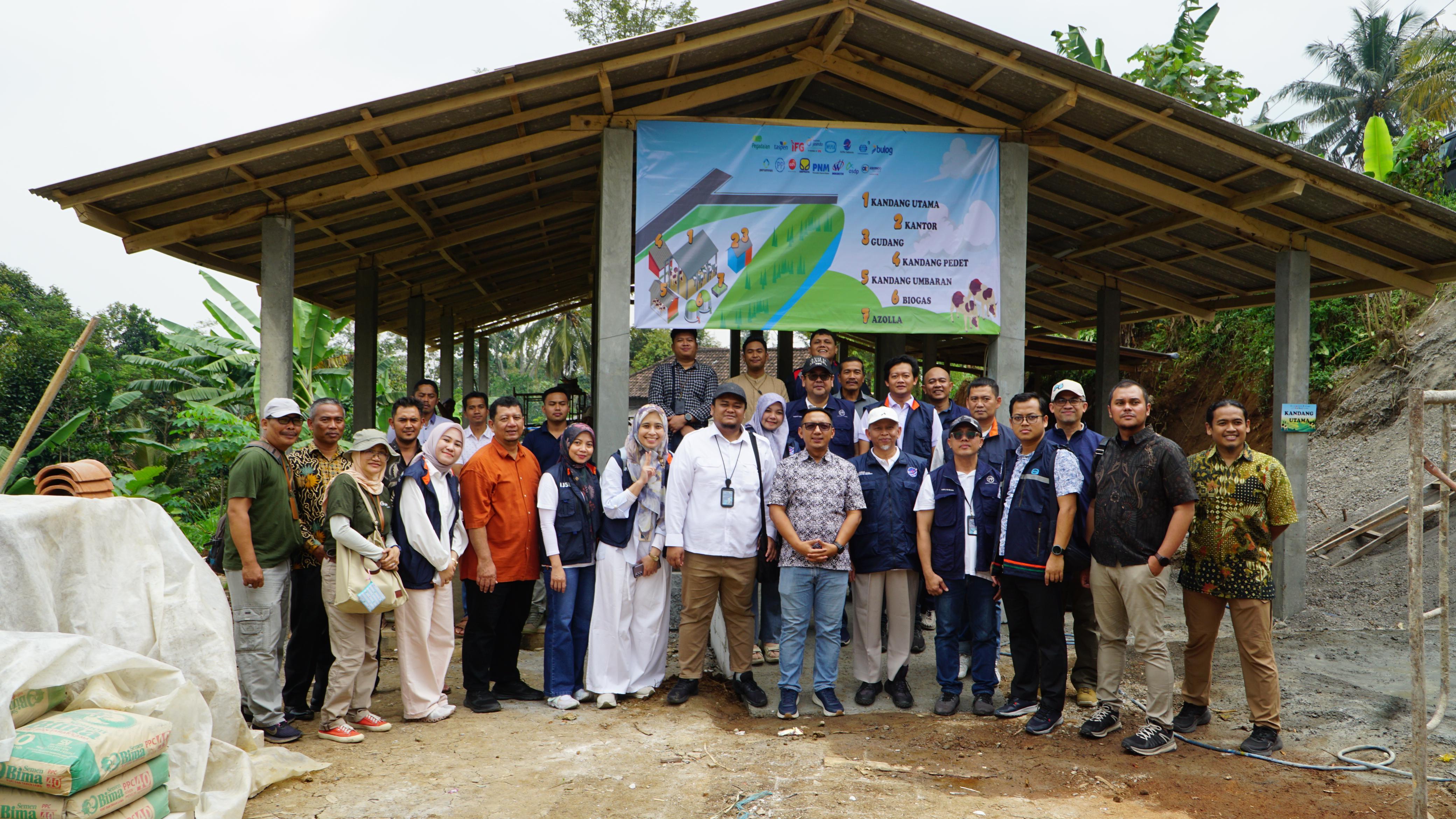 PT Brantas Abipraya (Persero) menjalankan program Bantuan Peternak Sapi Perah Komunal Jombang di Kabupaten Jombang, Jawa Timur untuk mendukung ketahanan pangan dan kemandirian ekonomi masyarakat desa yang mumpuni.