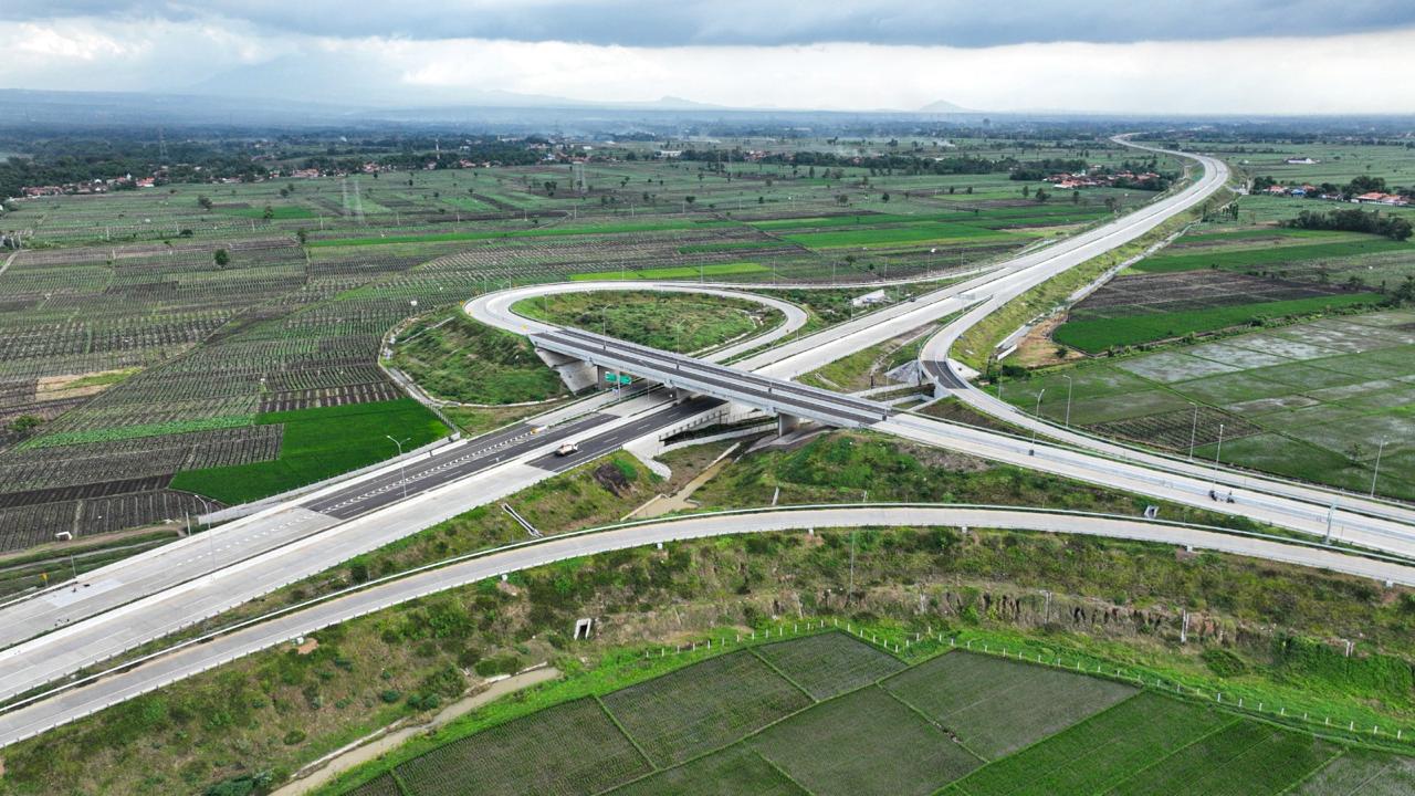 PT Brantas Abipraya (Persero) mendukung Program Sekolah Rakyat yang digagas oleh Presiden Prabowo Subianto melalui pembangunan infrastruktur jalan dengan tujuan ketersediaan infrastruktur dasar yang memadai.