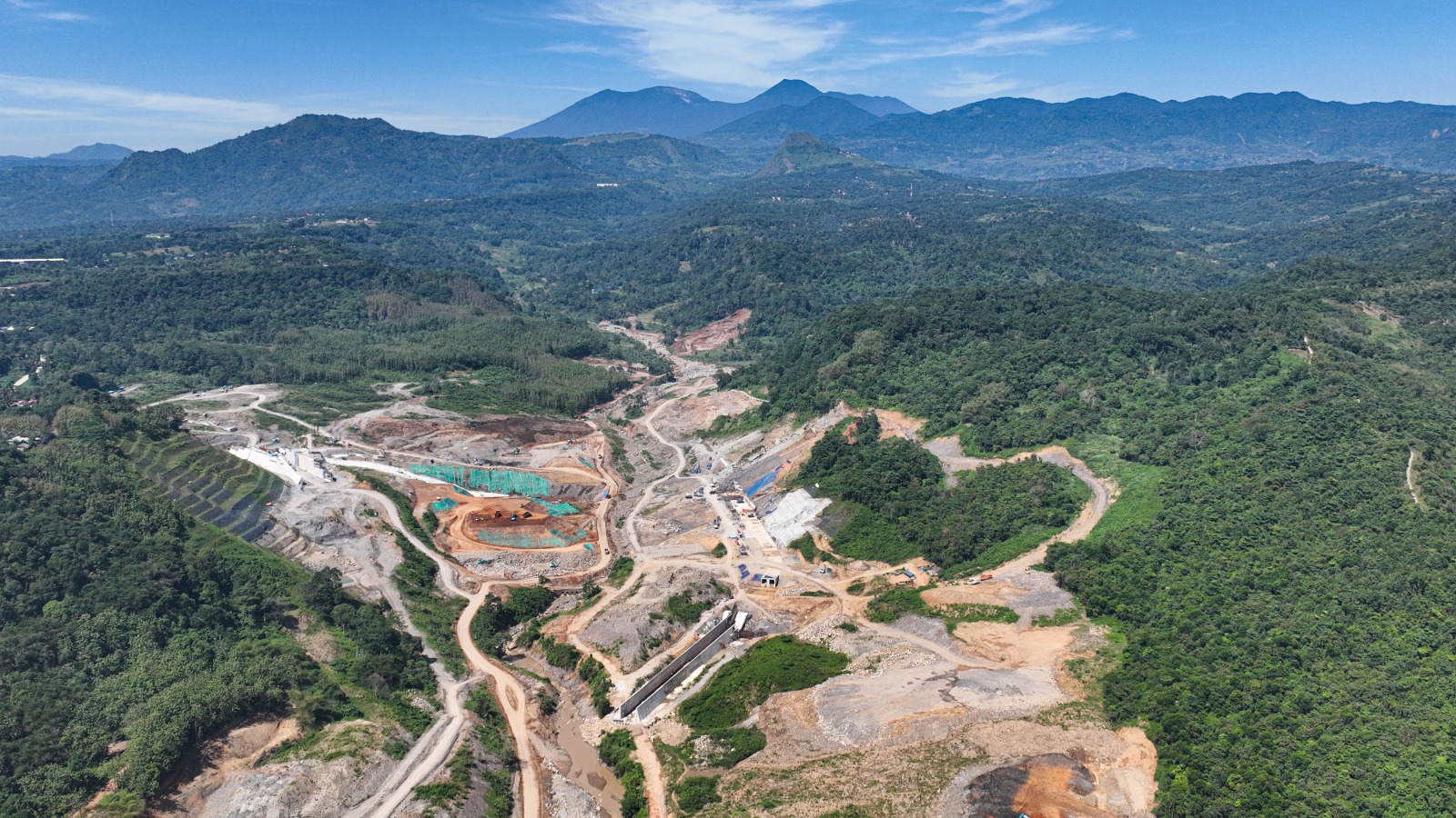 PT Brantas Abipraya (Persero) membangun Bendungan Cijurey dengan tujuan untuk mendukung ketahanan pangan, juga pengendalian banjir