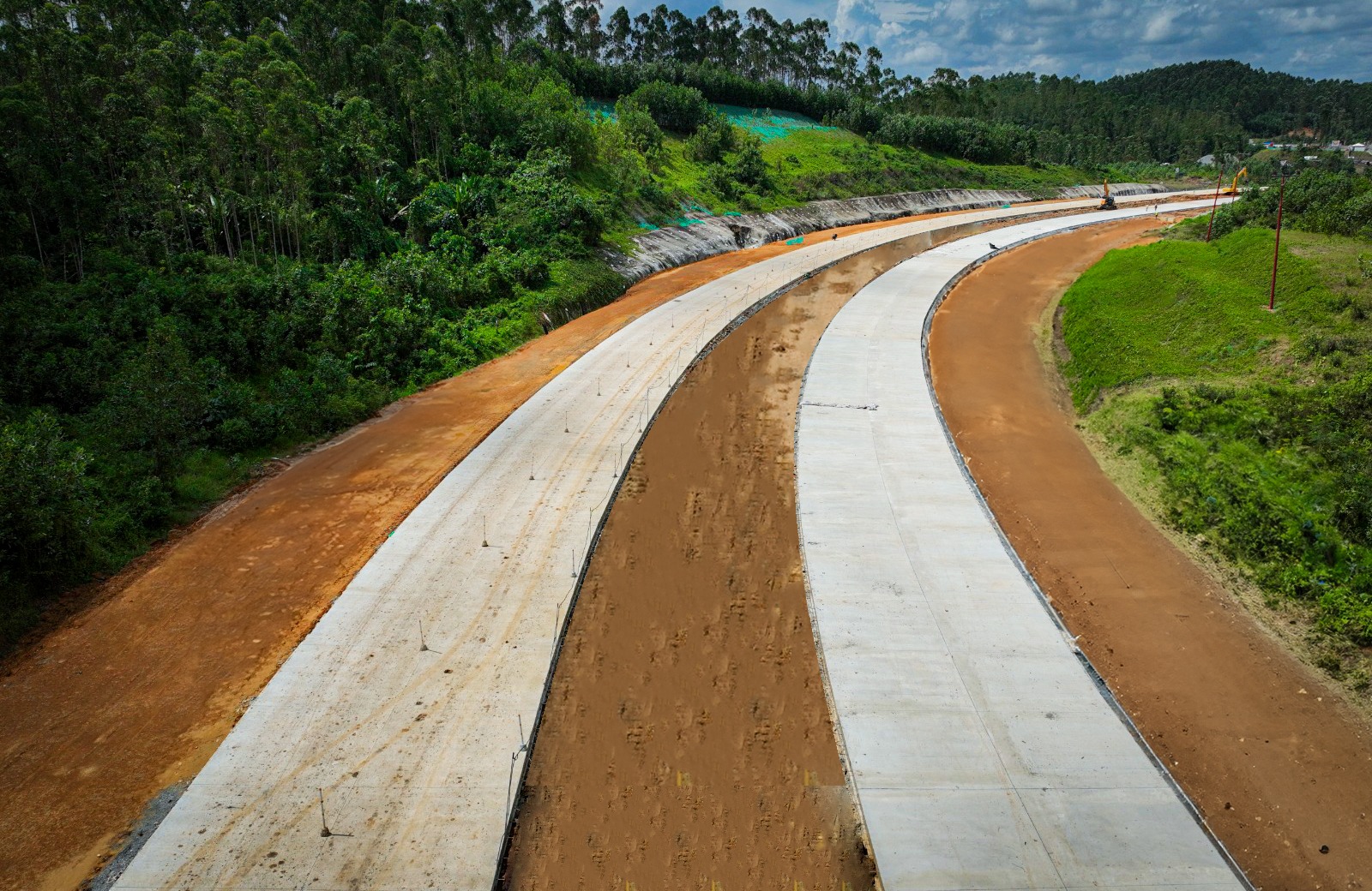 PT Brantas Abipraya (Persero) bangun Jalan Lingkar Sepaku Tahap 2 di Kabupaten Penajam Paser Utara, Provinsi Kalimantan Timur untuk mendukung konektivitas di IKN.