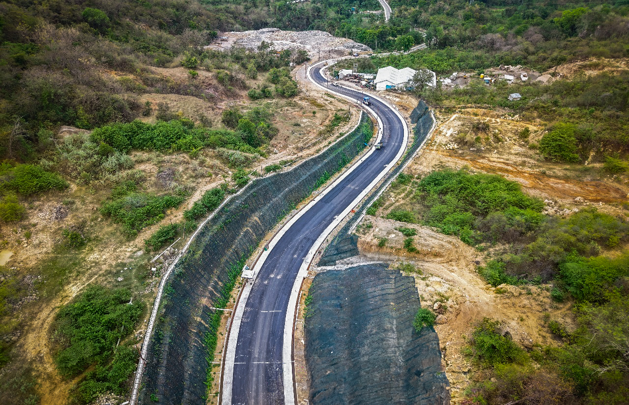 Jalan Akses Pelabuhan Multipurpose Peti Kemas Wae Kelambu di Kabupaten Manggarai Barat, Nusa Tenggara Timur. 
