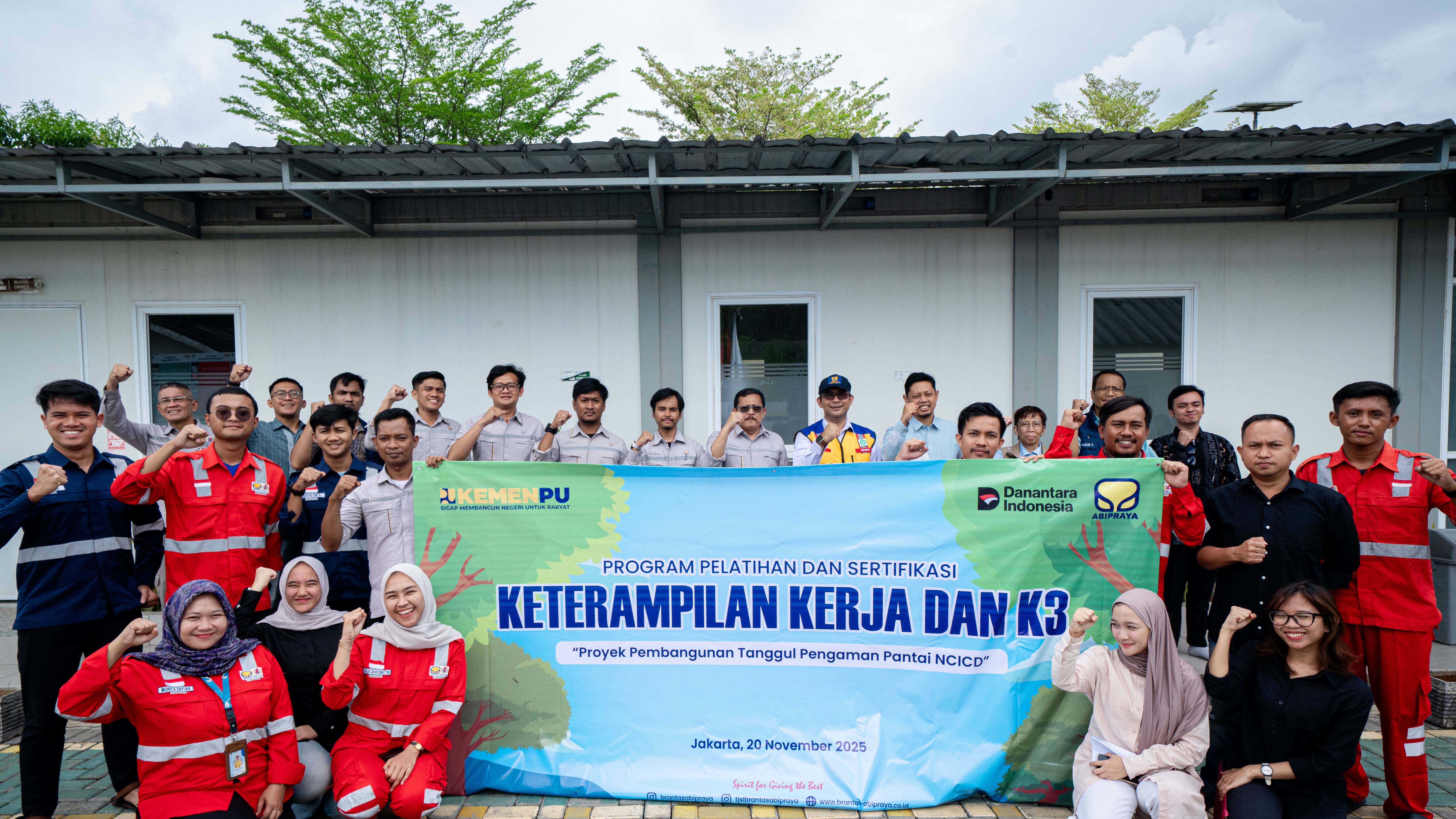 Dokumentasi Program Pelatihan dan Sertifikasi Keterampilan Kerja dan K3 Proyek Pembangunan Tanggul Pengaman Pantai NCICD