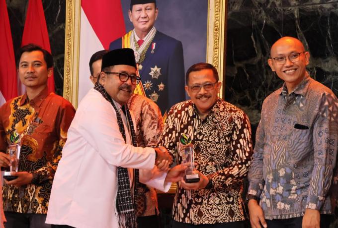 Wakil Gubernur DKI Jakarta Rano Karno menyerahkan penghargaan DKJ 2025 kepada Brantas Abipraya atas kontribusinya dalam program Tanggung Jawab Sosial dan Lingkungan Berbasis Usaha (TJSLBU) terbaik di bidang kesehatan di Balai Kota Pemprov.