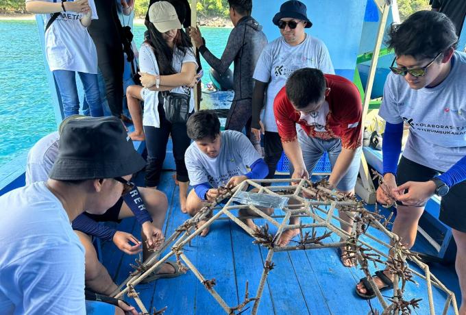 PT Brantas Abipraya (Persero) mengadakan program konversasi laut dengan menanam ribuan bibit terumbu karang di perairan Bangsring, Kabupaten Banyuwangi, Jawa Timur yang bertujuan untuk memulihkan ekosistem laut yang rusak akibat eksploitasi masif sejak tahun 1990-an.