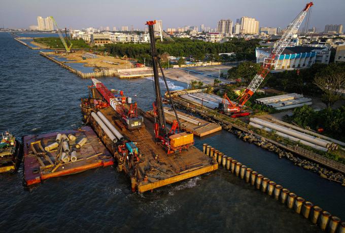 PT Brantas Abipraya (Persero) mengerjakan proyek National Capital Integrated Coastal Development (NCICD) Melalui pembangunan tanggul laut.