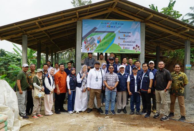 PT Brantas Abipraya (Persero) menjalankan program Bantuan Peternak Sapi Perah Komunal Jombang di Kabupaten Jombang, Jawa Timur untuk mendukung ketahanan pangan dan kemandirian ekonomi masyarakat desa yang mumpuni.