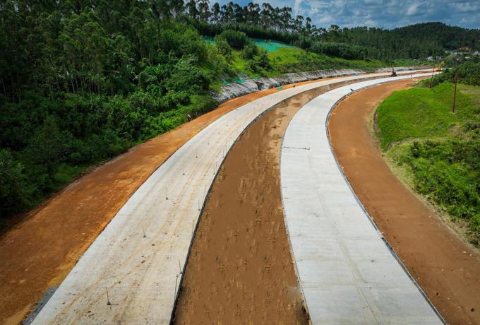 PT Brantas Abipraya (Persero) bangun Jalan Lingkar Sepaku Tahap 2 di Kabupaten Penajam Paser Utara, Provinsi Kalimantan Timur untuk mendukung konektivitas di IKN.